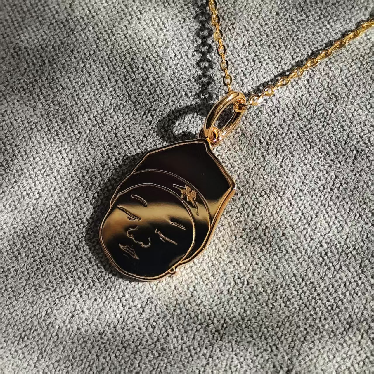 18K gold vermeil personalized baby portrait pendant combines 3D deep engraving and handcraft process jewelry