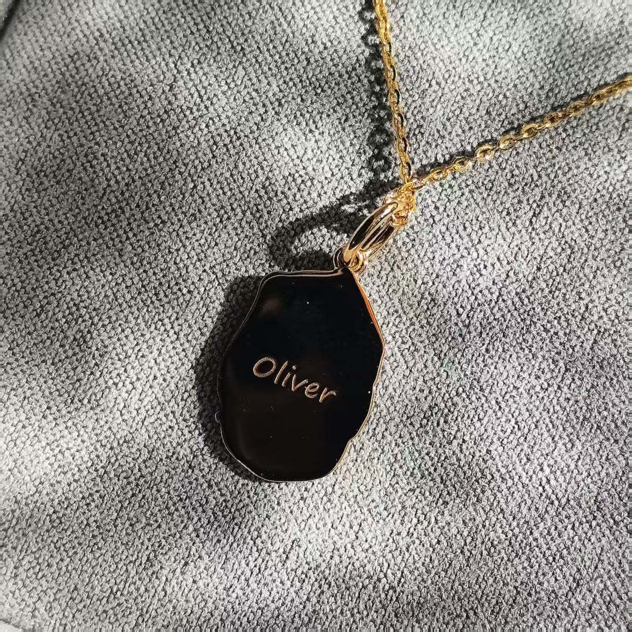 18K gold vermeil personalized photo portrait necklace combines 3D deep engraving and handcraft process jewelry with name engraved on the back